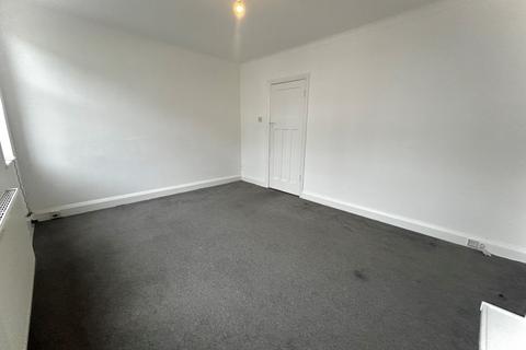 2 bedroom flat to rent, High Street, Sutton