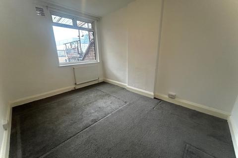 2 bedroom flat to rent, High Street, Sutton