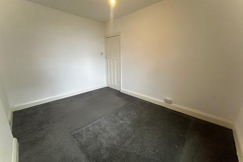 2 bedroom flat to rent, High Street, Sutton