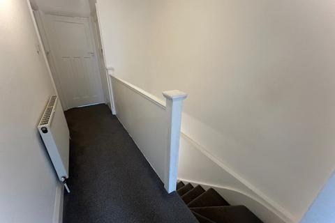 2 bedroom flat to rent, High Street, Sutton