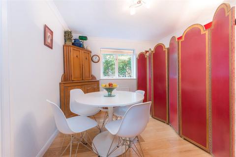 3 bedroom flat to rent, Fitzjohns Avenue, Hampstead, London