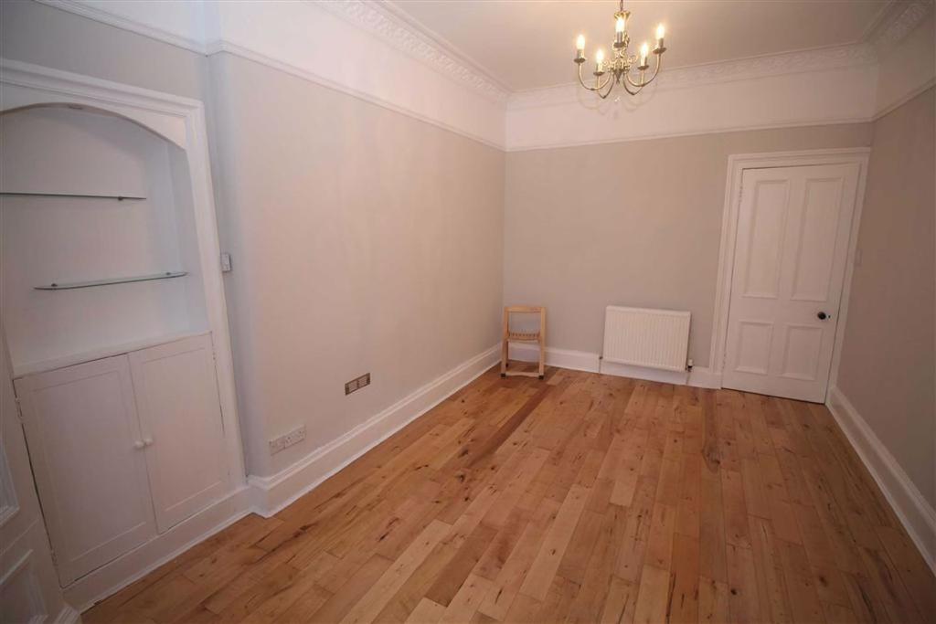Castle Gardens, Gourock 2 bed flat £95,000