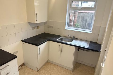2 bedroom terraced house to rent, Stovell Road, Moston