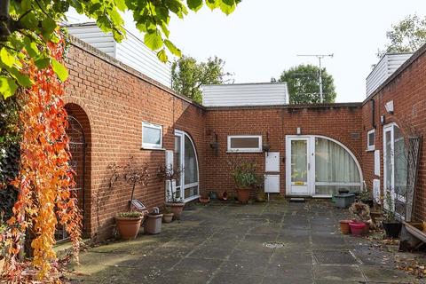 1 bedroom bungalow to rent, Sylvestrus Close, Kingston Upon Thames, KT1