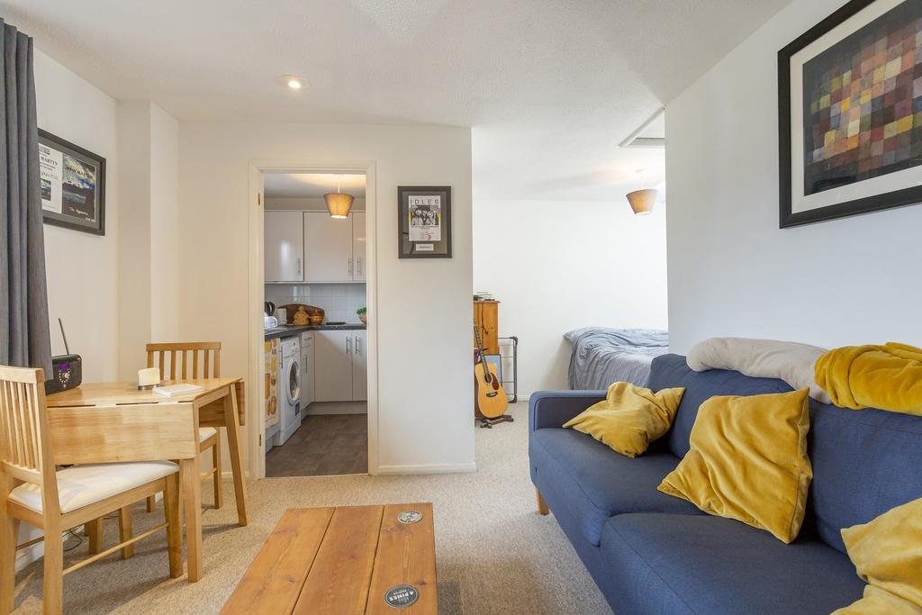Waverley Road, Walthamstow, E17 1 bed flat £220,000