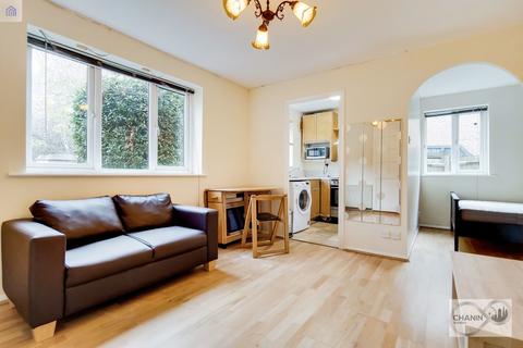 Studio to rent, Inwen Court, London SE8