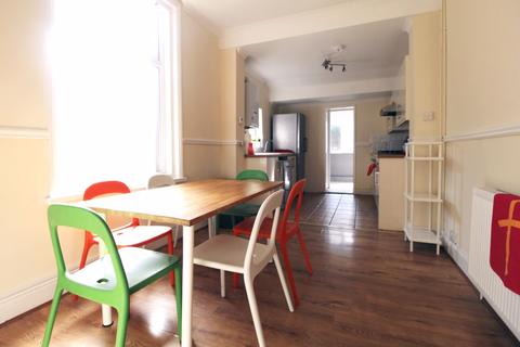 4 bedroom house share to rent - Harold Road, Southsea, PO4 - 8am - 8pm Viewings