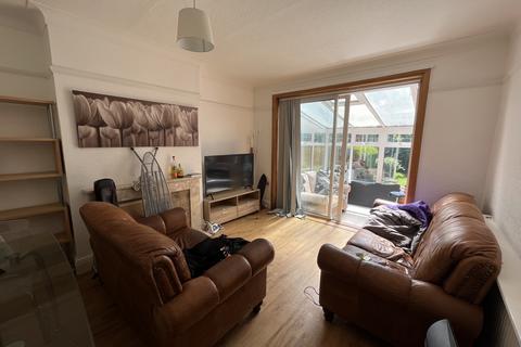 6 bedroom semi-detached house to rent, St Chads Drive, Leeds, West Yorkshire, LS6