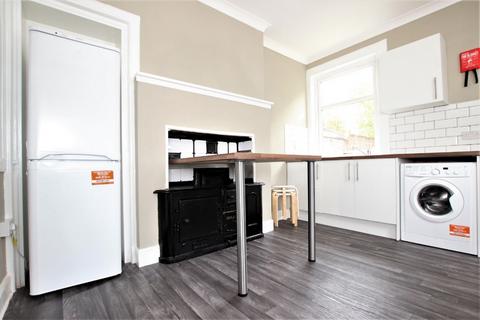 4 bedroom flat to rent, Maryhill Road, North Kelvinside, Glasgow, G20