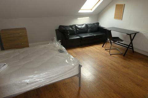 6 bedroom terraced house to rent, Lausanne Road, Withington, Manchester