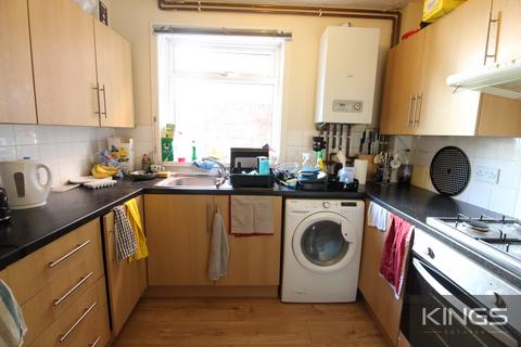 4 bedroom semi-detached house to rent, Spear Road