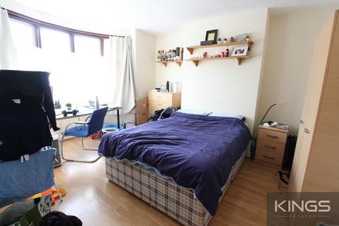 4 bedroom semi-detached house to rent, Spear Road