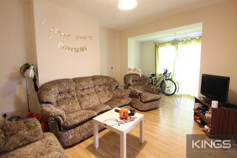 4 bedroom semi-detached house to rent, Spear Road