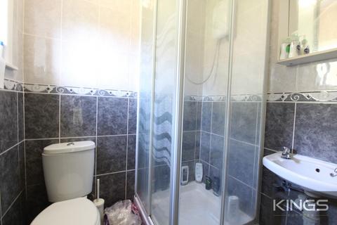 4 bedroom semi-detached house to rent, Spear Road