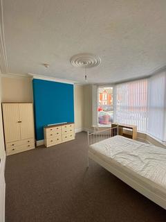 Mixed use to rent - 6 Bed Student Property on Rossett Avenue, Available Next Academic Year