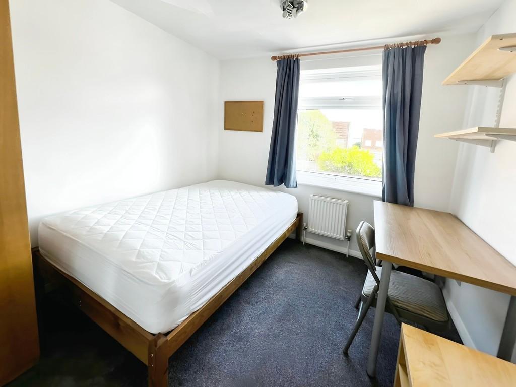 E3539c8b-bedroom 204. 20