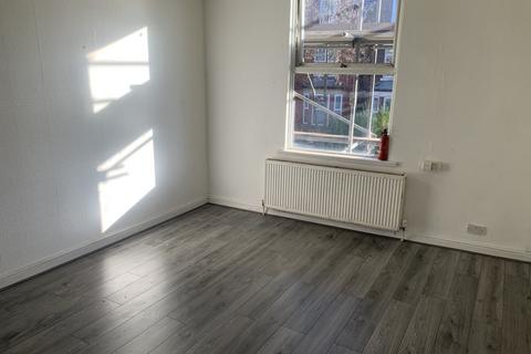 2 bedroom flat to rent, Delaunays Road, Crumpsall