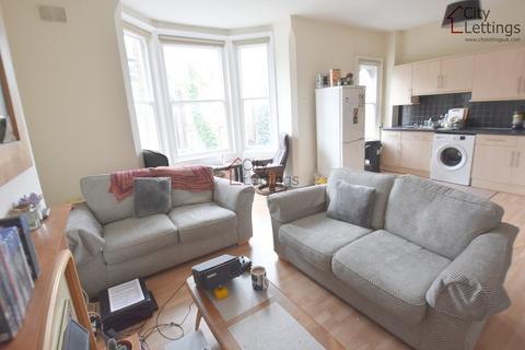 3 bedroom flat to rent, Arboretum