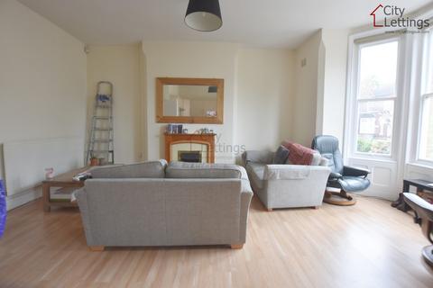 3 bedroom flat to rent, Arboretum