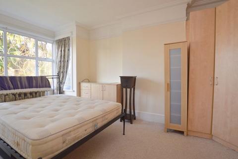 2 bedroom apartment to rent, Devonshire Road, Hatch End