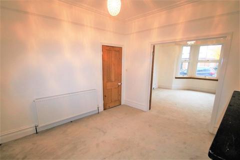 3 bedroom semi-detached house to rent, Chisholm Road, East Croydon