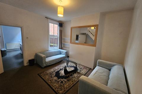 4 bedroom semi-detached house to rent, Beaconsfield Road, Canterbury