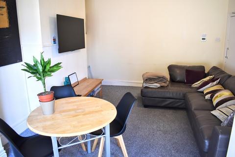 4 bedroom semi-detached house to rent, Barnsfold Avenue, Fallowfield, Manchester
