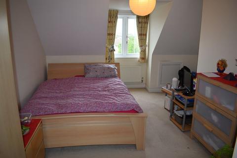 3 bedroom house share to rent - Spcious En-Suite Double Room to Rent in Shared House, Canterbury Close, Worcester Park