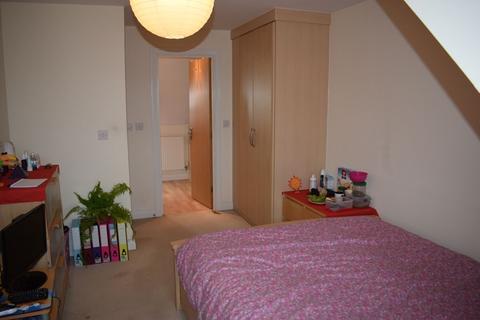 3 bedroom house share to rent - Spcious En-Suite Double Room to Rent in Shared House, Canterbury Close, Worcester Park