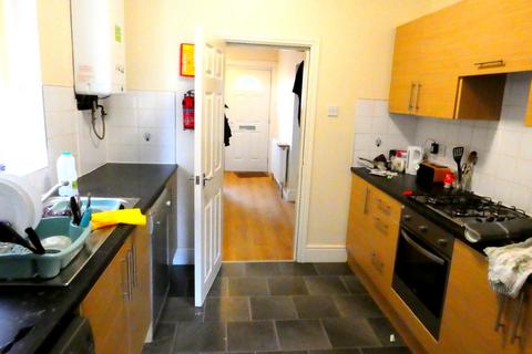 5 bedroom semi-detached house to rent, Barnsfold Avenue, Fallowfield, Manchester