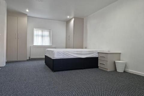 2 bedroom terraced house to rent, Beechwood Terrace, Burley, Leeds LS4 2NG