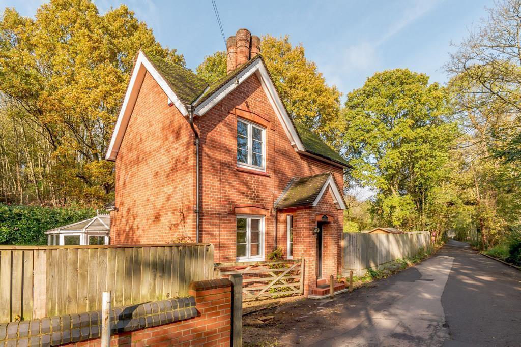 Convent Lane, Cobham, KT11 3 bed detached house £875,000