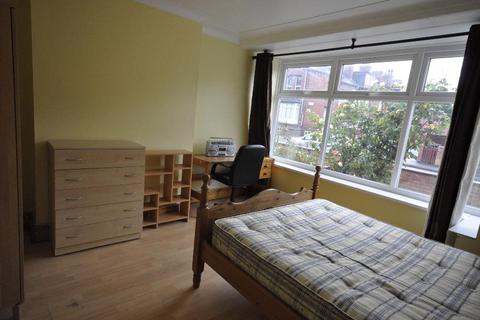 3 bedroom terraced house to rent - Brudenell Road, Hyde Park, Leeds LS6 1LS