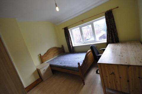 3 bedroom terraced house to rent, Brudenell Road, Hyde Park, Leeds LS6 1LS