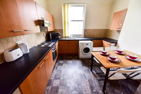 4 bedroom terraced house to rent, Ebberston Terrace, Hyde Park, Leeds LS6 1AU