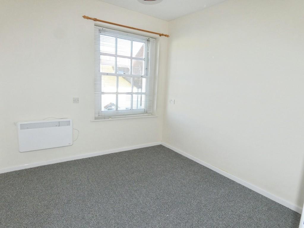E4976f6a-bedroom