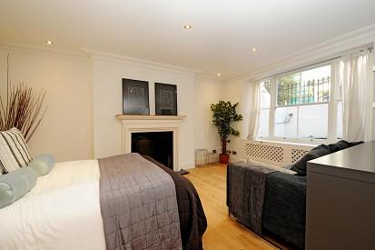Studio Room (shot 3)