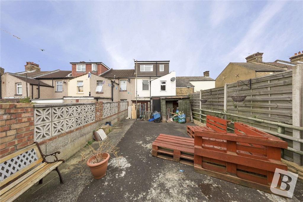 Springhead Road, Northfleet, Gravesend, Kent, DA11 4 bed terraced house