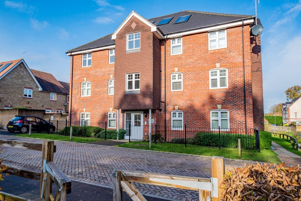 Gomer Road, Bagshot 2 bed apartment to rent £1,375 pcm (£317 pw)