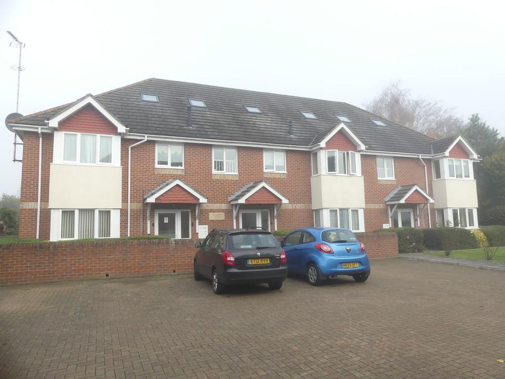 111 Station Road, Netley Abbey 2 bed apartment £850 pcm (£196 pw)