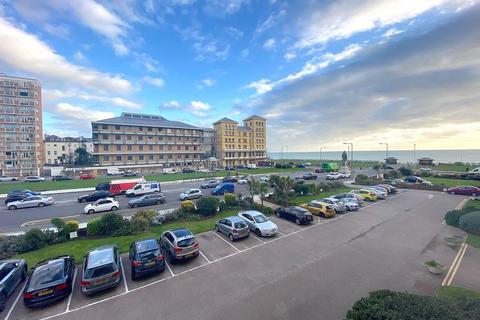 3 bedroom flat to rent, Grand Avenue, Hove, BN3