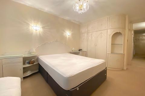 3 bedroom flat to rent, Grand Avenue, Hove, BN3