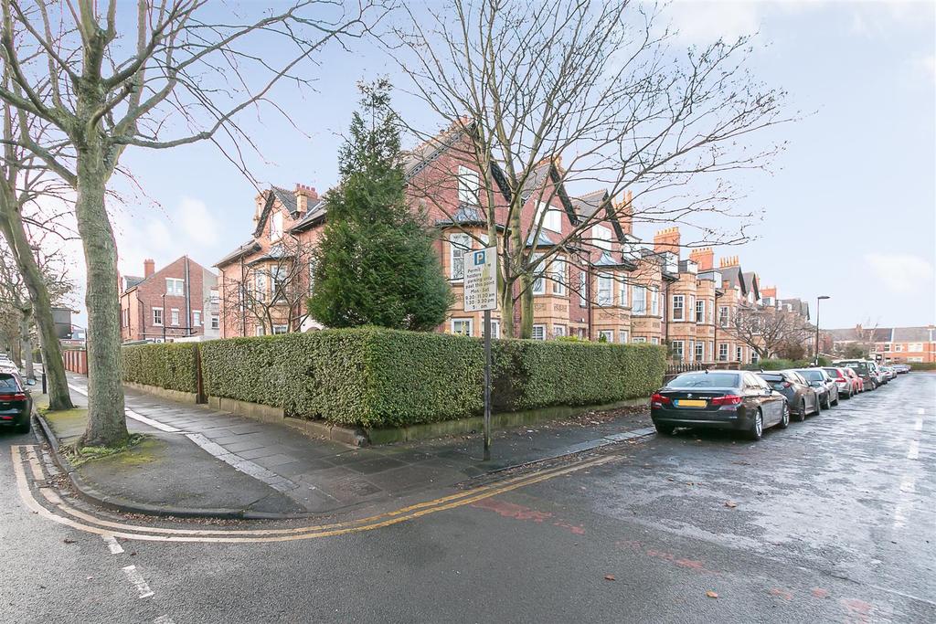 West Avenue, Gosforth, Newcastle upon Tyne 2 bed flat £295,000