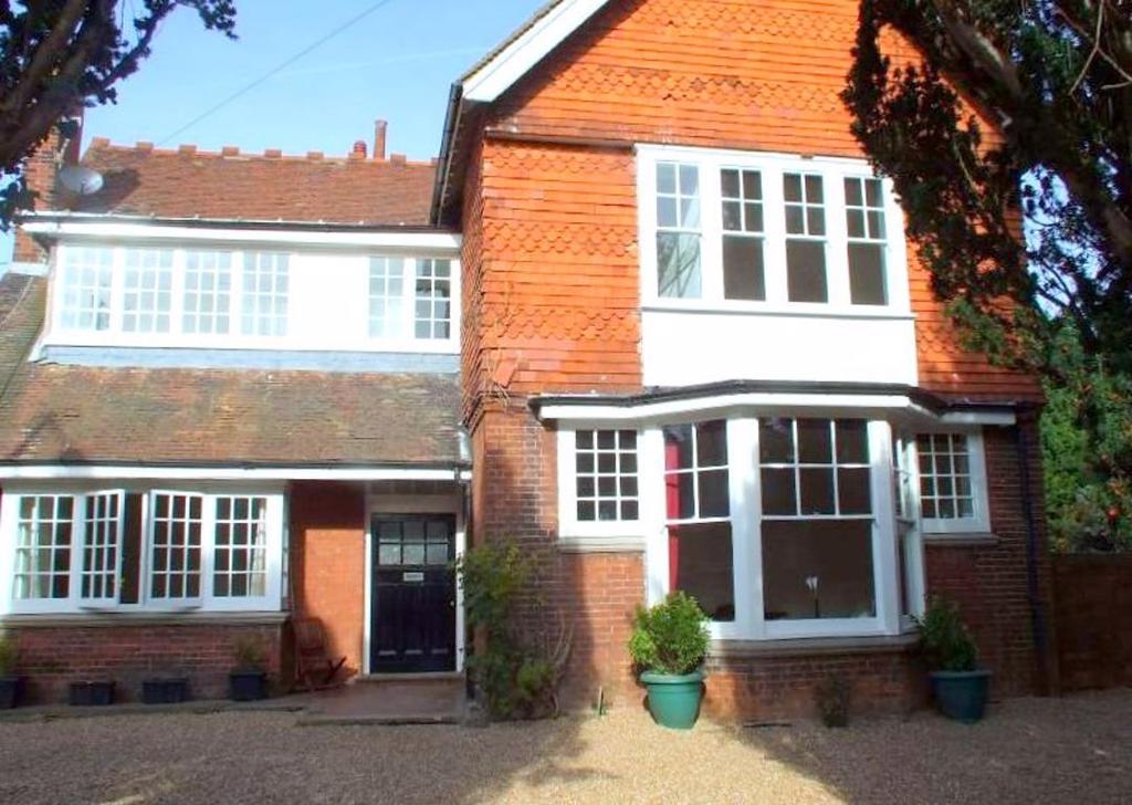 Cuthbert Road, WestgateOnsea, CT8 8PA 3 bed flat £775 pcm (£179 pw)