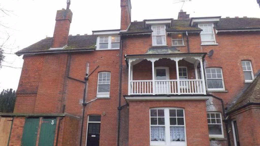 Cuthbert Road, WestgateOnsea, CT8 8PA 3 bed flat £775 pcm (£179 pw)