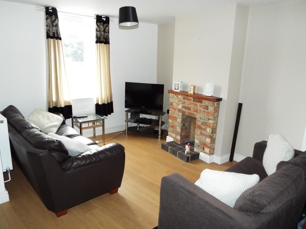 College Street, Wollaston, Northamptonshire, NN297SF 2 bed terraced