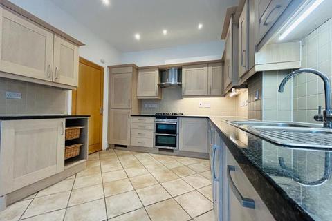 6 bedroom detached house to rent, Kingswear Drive, Broughton