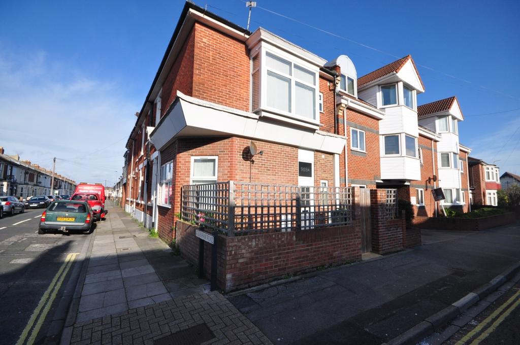 Powerscourt Road Portsmouth PO2 2 bed end of terrace house £825 pcm