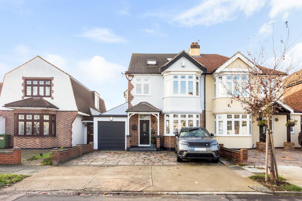 Dee Way, Rise Park, Romford RM1 3 bed semidetached house £550,000