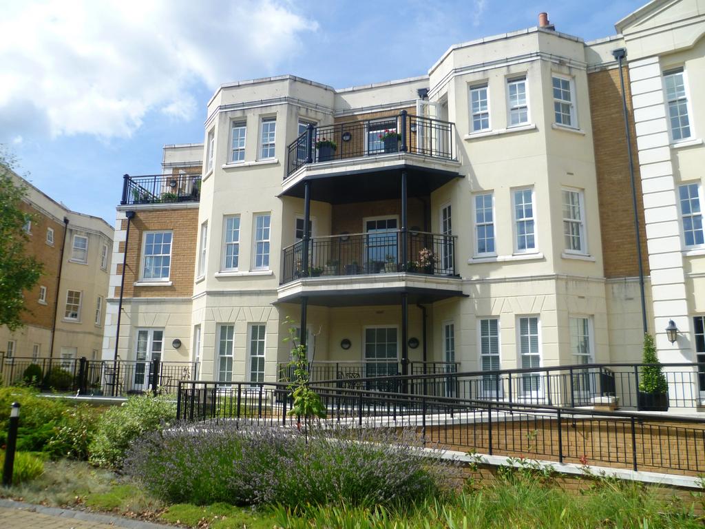 Westerham Road, Keston, Kent, BR2 2 bed apartment £2,250 pcm (£519 pw)
